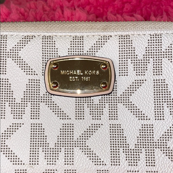 Michael Kors Light Tan Wristlet with Gold Accents New 7”W x4”H - Picture 2 of 7